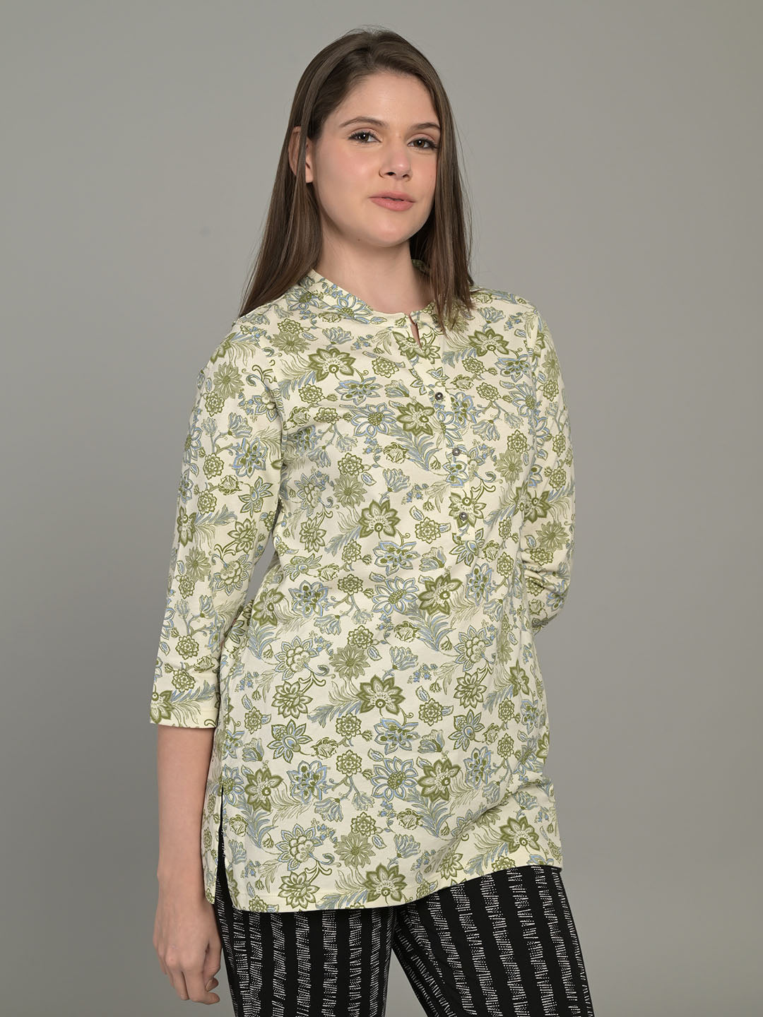 V Neck Green 3/4Th Sleeve Short Kurti