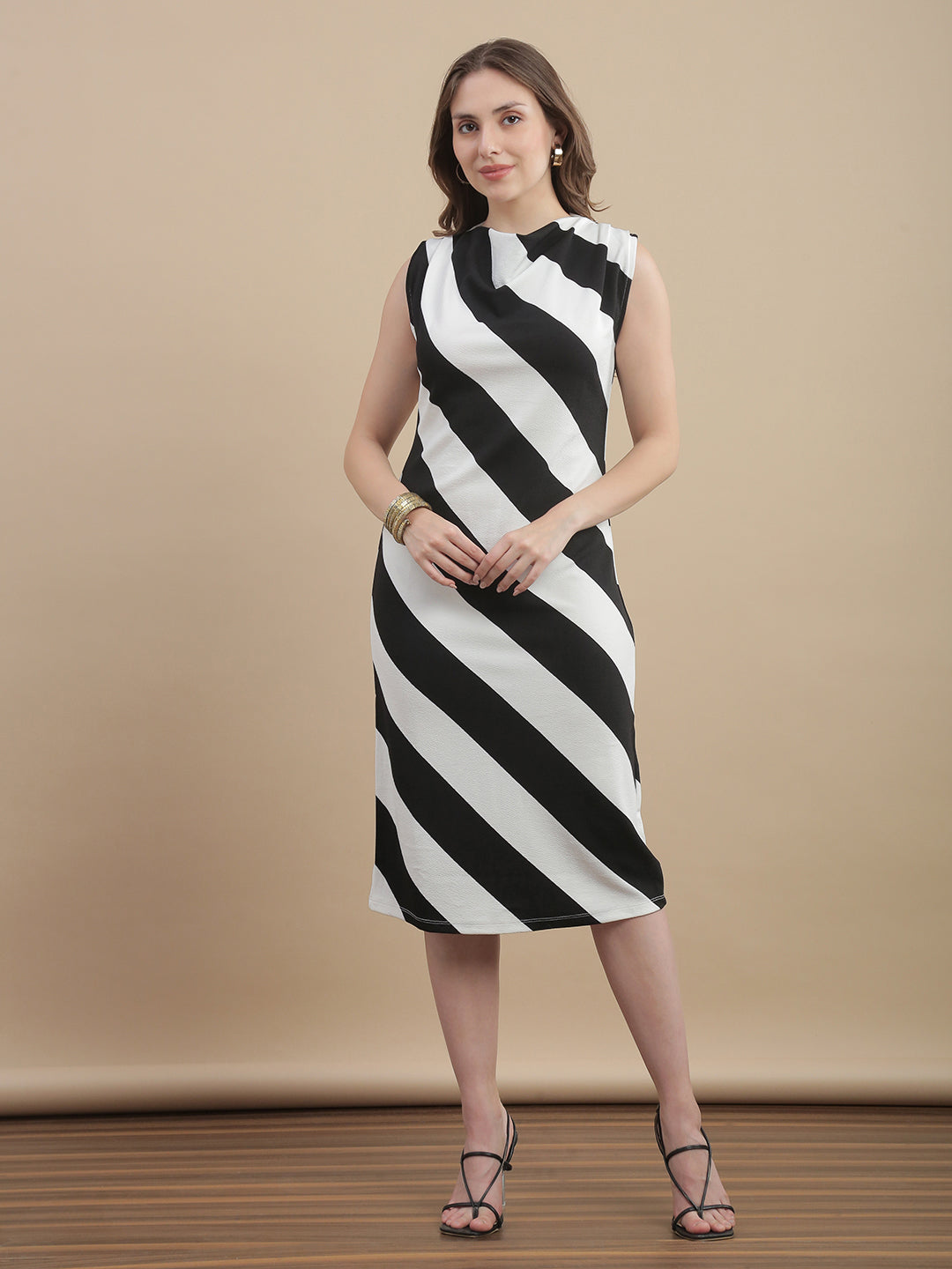 Womens Diagonal Striped Bodycon Textured Knit Sheath Dress - Black & Whit