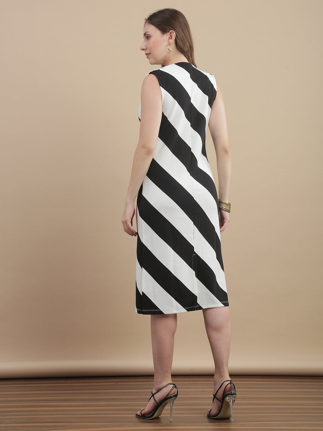 Womens Diagonal Striped Bodycon Textured Knit Sheath Dress - Black & Whit